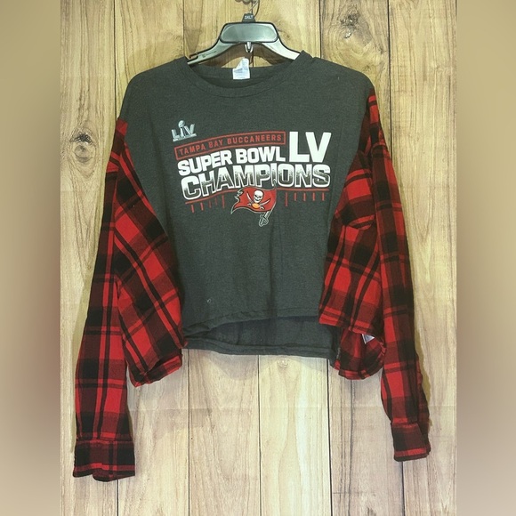 NWT Upcycled Buccaneers Cropped Flannel Tee Size L-XL - Picture 1 of 6